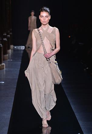 5-pecas-que-toda-mulher-com-ombros-e-costas-largos-precisa-ter-no-armario3