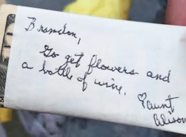 apos-no-anos-de-casados-casal-abre-presente-de-casamento5