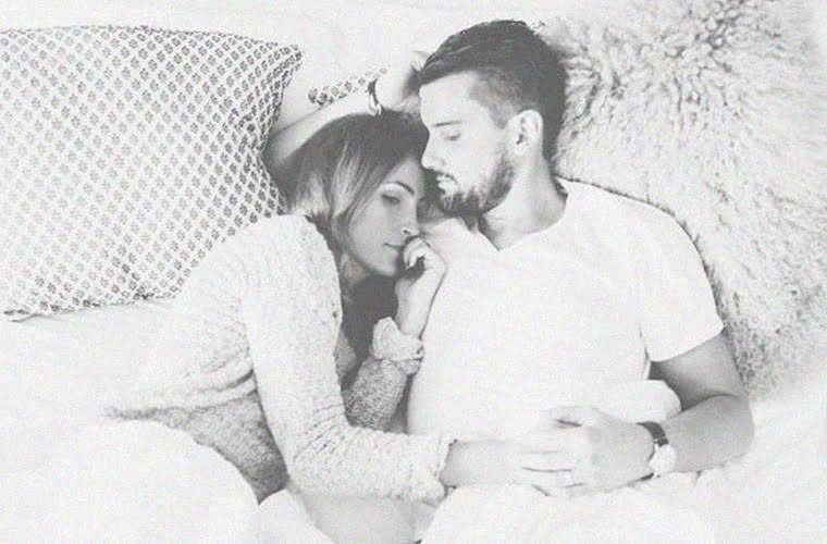 Casal deitado na cama